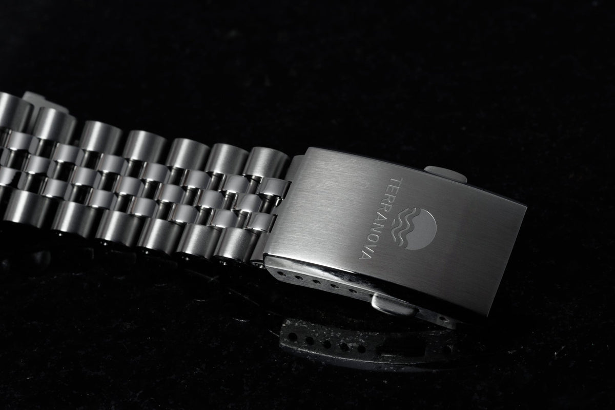 Folding clasp with engraved logo