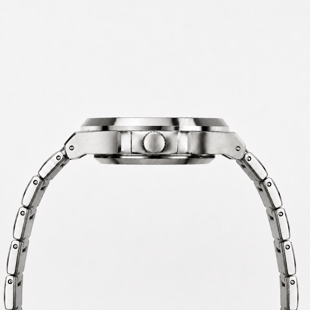 Side profile of the case and bracelet