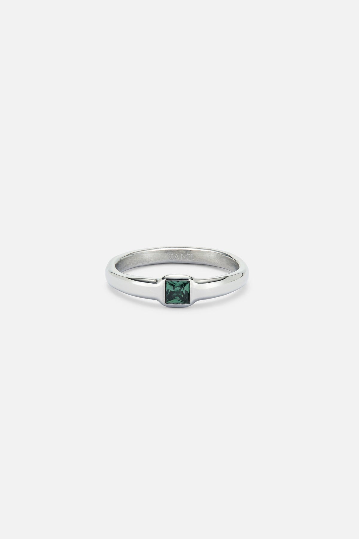 Band ring with a square green stone, front view