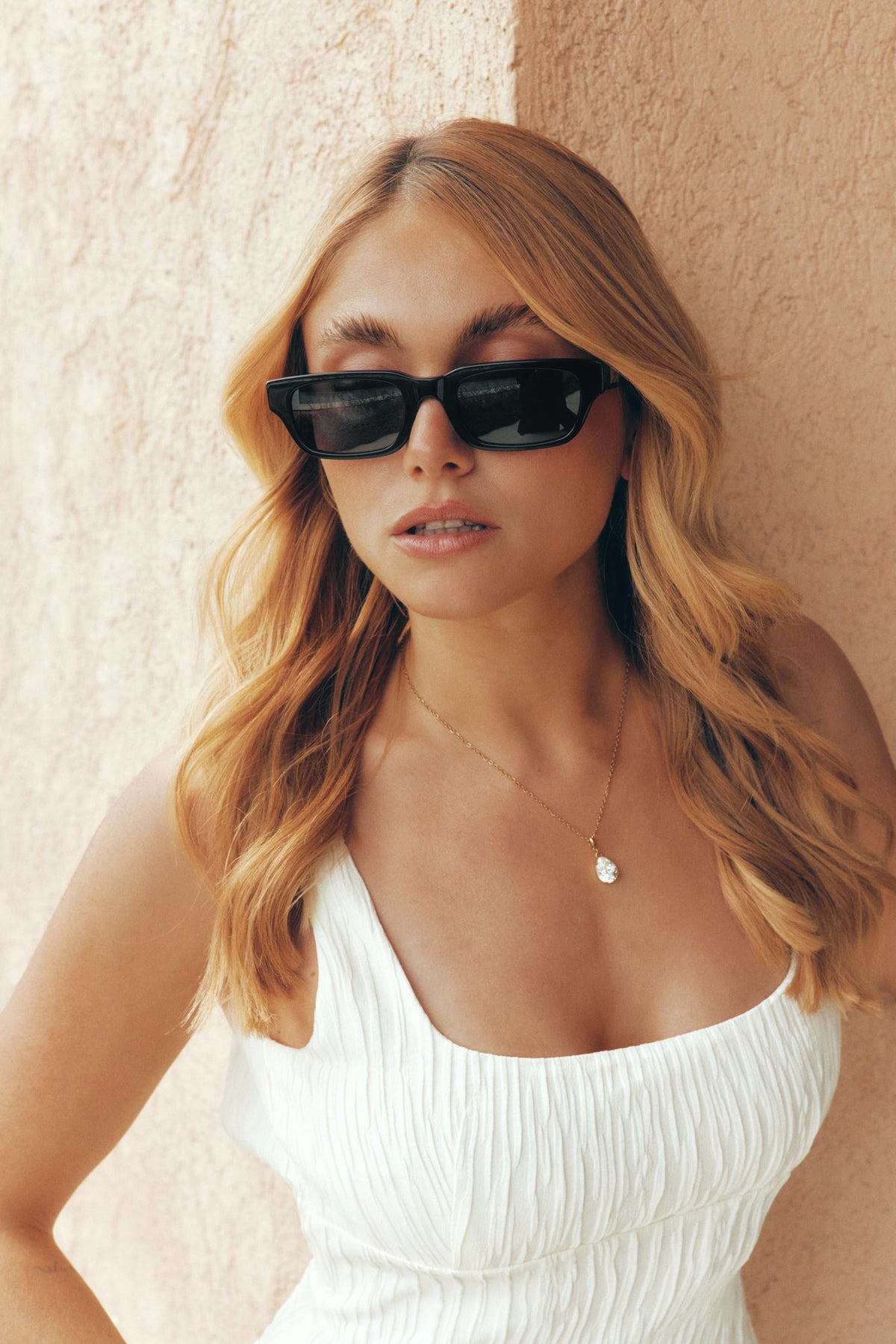 Woman wearing the sunglasses, front view