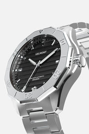 Three-quarter view of the faceted, numbered bezel and black dial