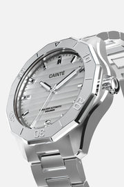 Three-quarter view of the faceted, numbered bezel and white dial