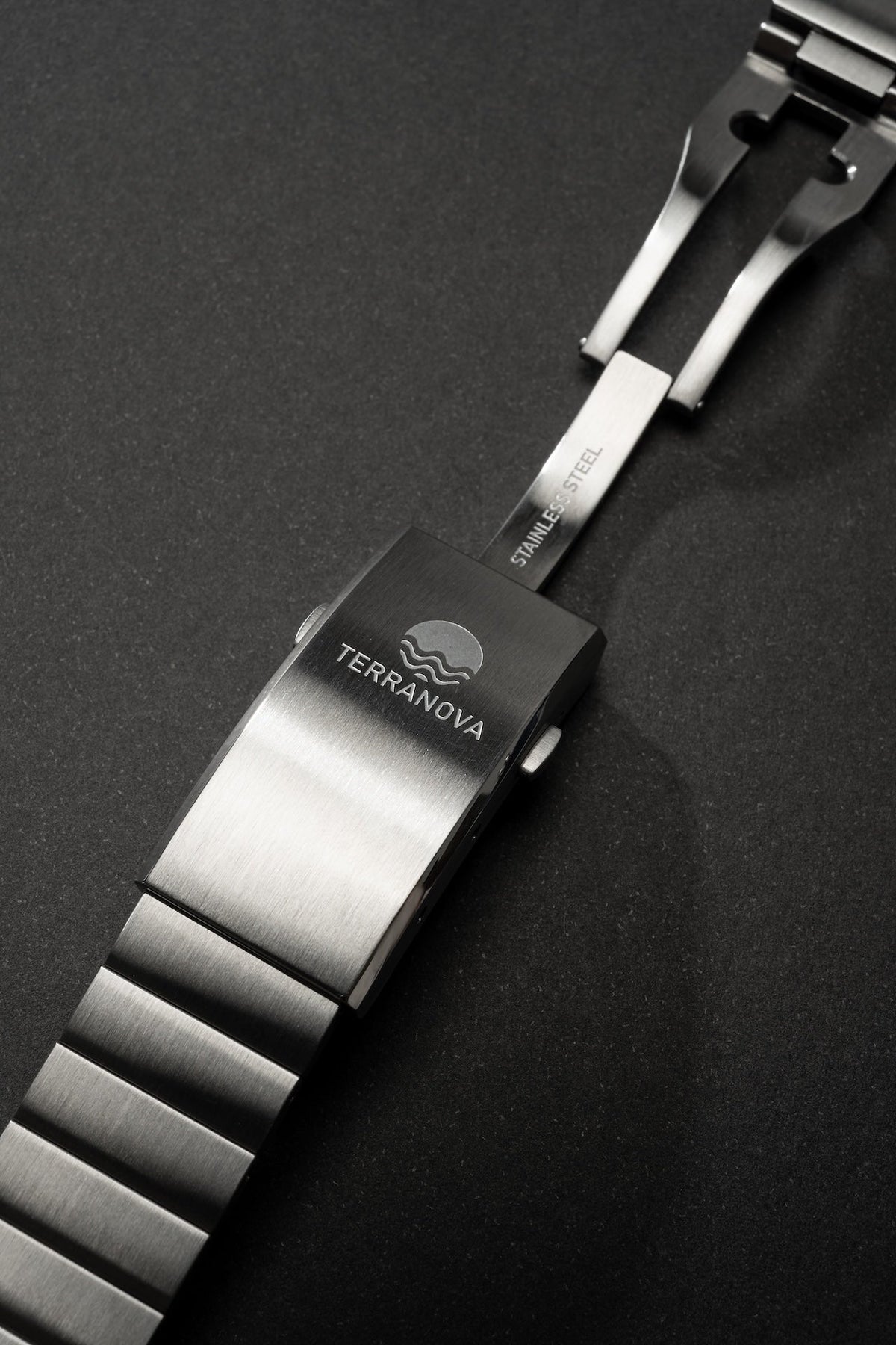 Folding clasp with engraved logo