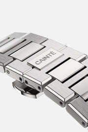 Folding clasp and brushed links of the bracelet