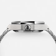 Side profile of the case and bracelet