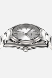 Low front view of the round case and crown