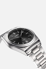 Low front view of the round case and crown