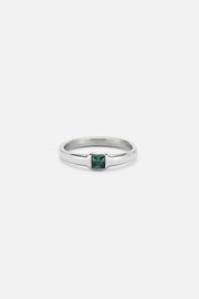 Band ring with a square green stone, front view