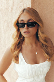 Woman wearing the sunglasses, front view