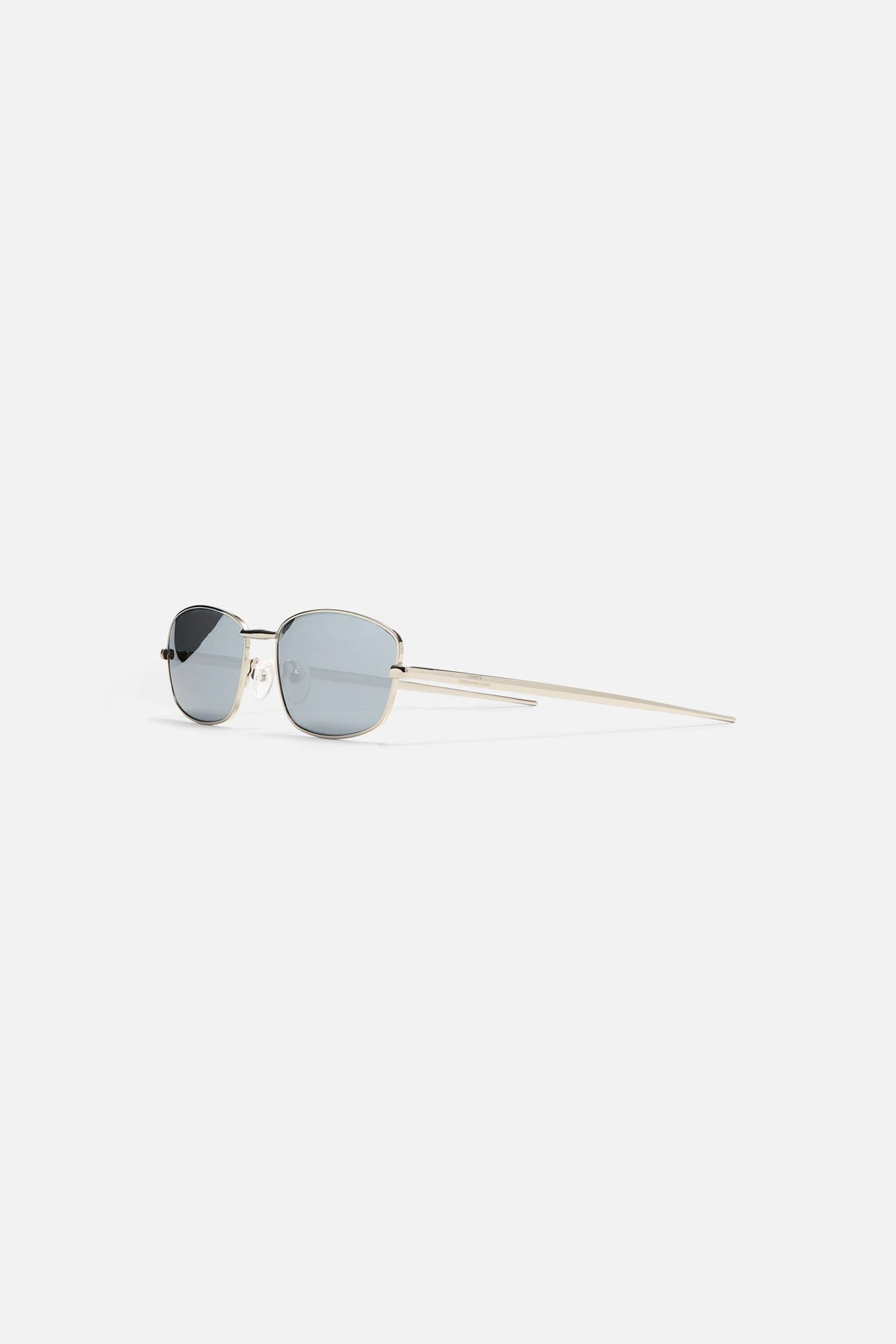 Mirrored sunglasses from the side
