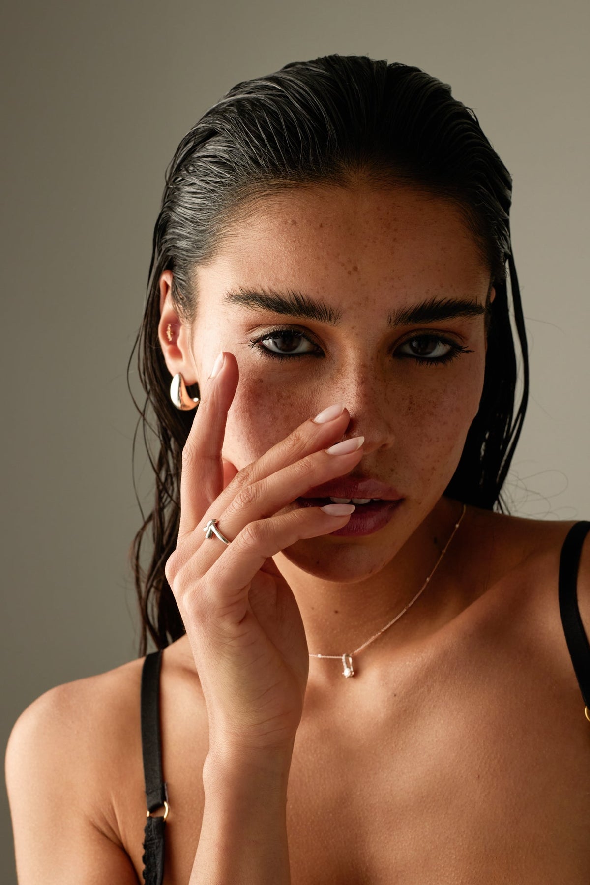 Model wearing the knot ring, close portrait